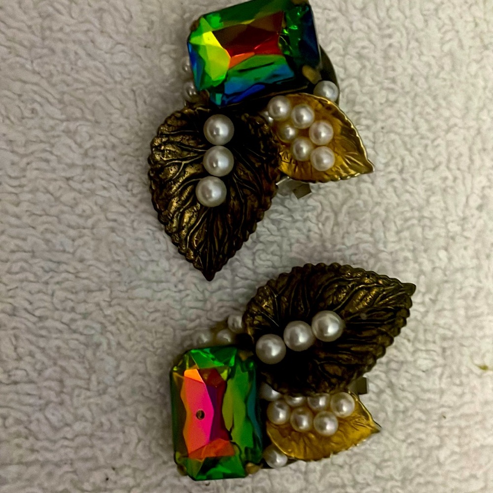 Vintage clip on earrings with pearls/stone and gold leaves.